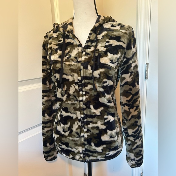 Super soft and comfy fury fuzzy camo zip up sweatshirt with hood - Picture 1 of 5
